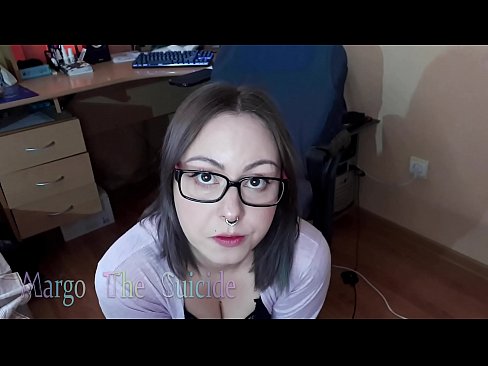 ❤️ 戴眼鏡的性感女孩在鏡頭前深吸假陽具 性愛視頻 在我們 ️❤